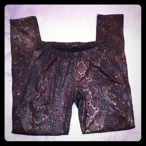 ❗️SOLD❗️ FAUX Aligator Skin Print Leggings - Picture 2 of 9